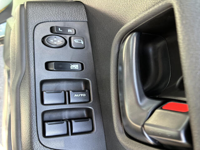 パワーウィンドウで窓の開閉も楽です。ミラーもスイッチで簡単調整できます。