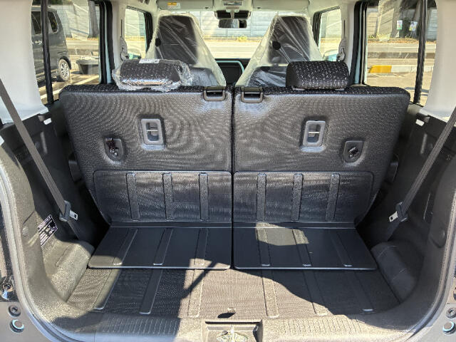 トランクになります。シートを倒して大きな荷物を積むこともできます。