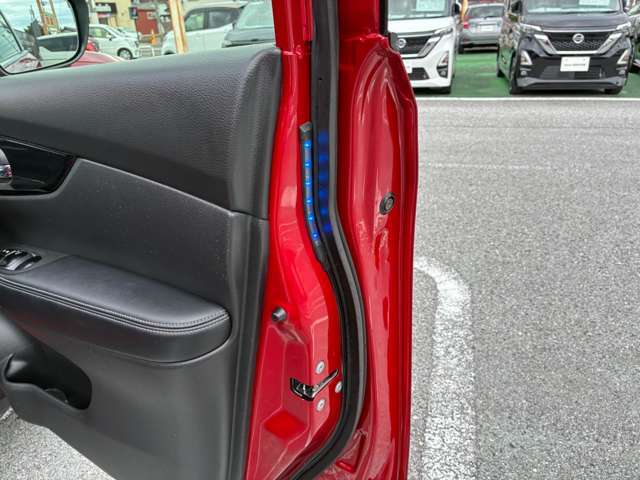 視覚で防犯効果のセキュリティインジケーター付カーアラームが盗難や車上荒らしから愛車を守ります。乗降時ドアを開けると青く点灯し、後方から来る車やバイクへの注意喚起に役立つセーフティイルミネーションも装着