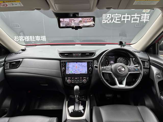 ピアノブラック塗装のセンタークラスターが美しい、先進感と上質感が融合したインテリア！後方のカメラ映像を表示するスマートルームミラー付、荷物でリヤ窓が塞がっていても後方を確認できます♪