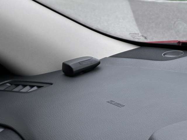 視覚で防犯効果のセキュリティインジケーター付カーアラームが盗難や車上荒らしから愛車を守ります。乗降時ドアを開けると青く点灯し、後方から来る車やバイクへの注意喚起に役立つセーフティイルミネーションも装着