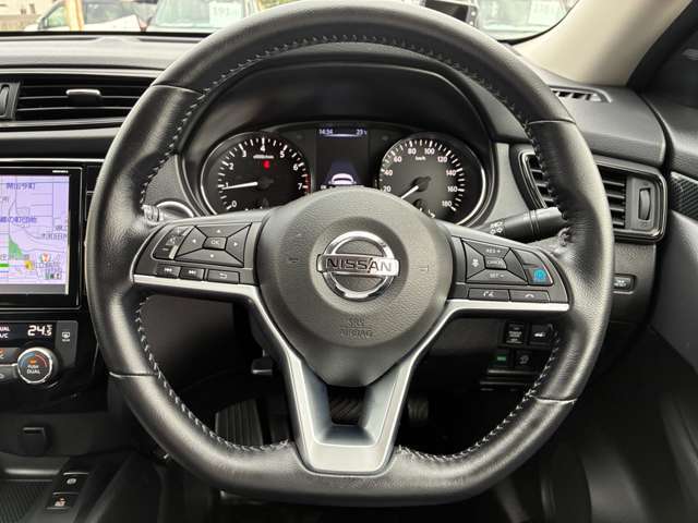 視認性に優れたファインビジョンメーター☆ステアリングスイッチは、走行中でも視線を大きく移すこと無くチャンネルの切り替えやボリューム調整が手元でできるので、運転に集中できます♪