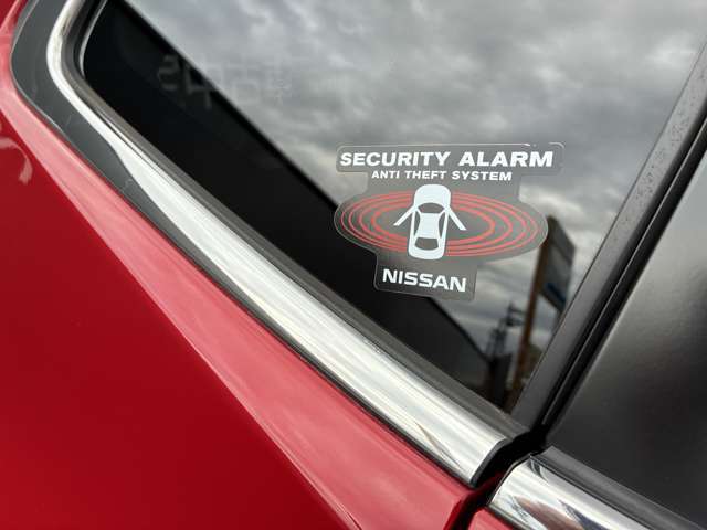 視覚で防犯効果のセキュリティインジケーター付カーアラームが盗難や車上荒らしから愛車を守ります。乗降時ドアを開けると青く点灯し、後方から来る車やバイクへの注意喚起に役立つセーフティイルミネーションも装着