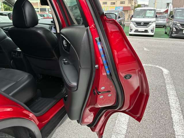 視覚で防犯効果のセキュリティインジケーター付カーアラームが盗難や車上荒らしから愛車を守ります。乗降時ドアを開けると青く点灯し、後方から来る車やバイクへの注意喚起に役立つセーフティイルミネーションも装着