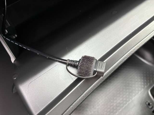 グローブボックス内のUSBケーブルでUSBメモリーや普段使っているオーディオをナビゲーションと接続すれば車内でもお気に入りの音楽を簡単に聴けますよ♪