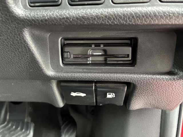 料金所をスムーズに通過でき、ポイントも貯まってお得なETC！最近増えてきたスマートインターご利用にも必須です♪整備費用の割引の他、お得な特典が付く日産カードご入会でETCカードも作れます。是非ご相談を！