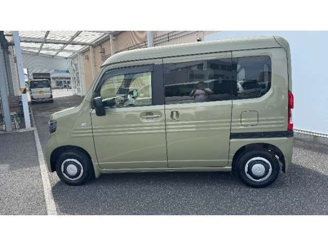 外装は、専任のスタッフが真心込めて丁寧にワックス磨きをしておりますので、ピカピカに仕上がっております。中古車でもこのキレイな状態は必見です！