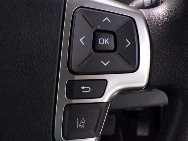 ステアリング右側のスイッチは、「マルチインフォディスプレイの表示切替」、「レーンデパーチャーアラート」の操作が可能です
