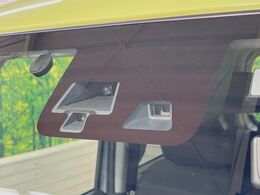 【エマージェンシーブレーキ】走行中に前方の車両等を認識し、衝突しそうな時は警報とブレーキで衝突回避と被害軽減をアシスト。より安全にドライブをお楽しみいただけます。