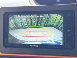 【バックカメラ】駐車時に後方がリアルタイム映像で確認できます。大型商業施設や立体駐車場での駐車時や、夜間のバック時に大活躍！運転スキルに関わらず、今や必須となった装備のひとつです！