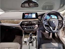 ☆センターパネルを運転席側に僅かに傾けたBMW独特のインパネ☆【駆け抜ける歓び】はここからもスタートしております☆