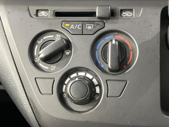 寒い冬も暑い夏も全席に快適な空調を届けてくれる、ダイヤル式エアコンを装備♪