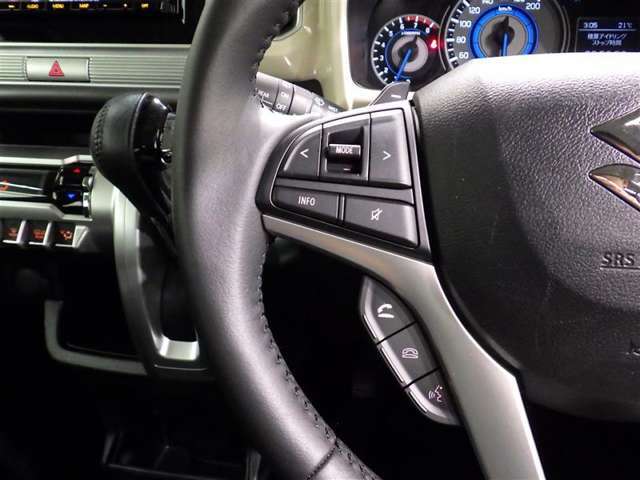 ステアリングスイッチ装備！運転しながら手元でオーディオの操作などができます。