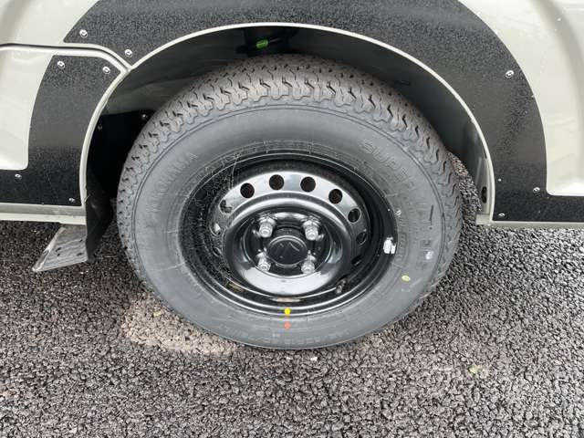 ☆お車についた傷やヘコミ、事故の修理もハヤシにお任せください。自社鈑金工場で修理ができますの安心です☆