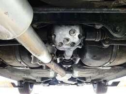 下回りもしっかりご確認ください。各ブーツ類の切れも無くグリスの飛び散りもありません。シャーシや足回りにも錆びや腐食のない状態ですのでご安心くださいませ。