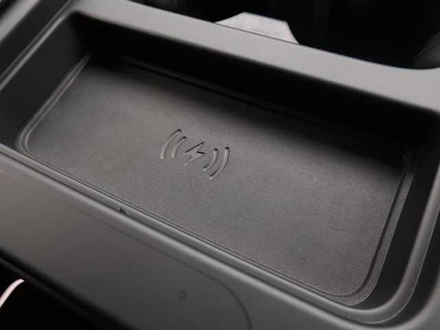 【ワイヤレス充電】を標準装備。コンソール回りをよりすっきりと保つことができ、AppleCarPlayやAndroidAutoにも対応しております。