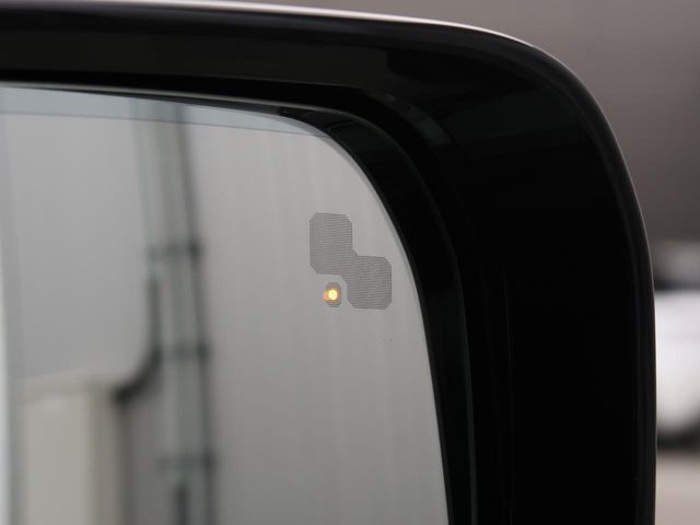 【ブラインドスポットモニター】左右斜め後ろを平行して走る車を認識し、車線変更の際に危険を察知するとドライバーへ警告を促します。夜・雨・トンネル内など走行時の環境が悪い時ほど頼りになる安全装置です。