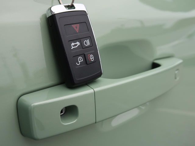 【キーレスエントリー】バッグやポケットからキーを取り出すことなく車にアクセスして、ロックとアラームを設定できます。　毎日の利便性をさらに高める機能です。