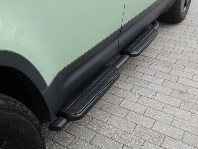 人気オプションの【フィックスドサイドステップ】装着車！ディフェンダーにマッチしたデザインで乗り降りをサポートするだけでなく、オフロードスタイルを強調できます。