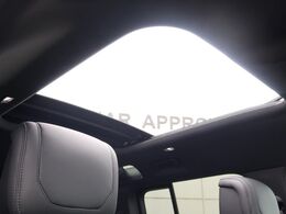 【ファブリックルーフ】車内に気持ちいい自然光が差し込み、頭上に広がる風景をお楽しみいただけます。