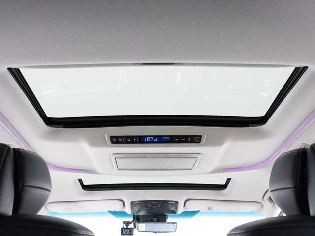 稀少装備サンルーフ搭載！！全国的にも数が少なく希少性の高い装備の一つです。フルオープンやチルトアップも可能！！ドライブをさらに快適にしてくれる装備の一つです！！