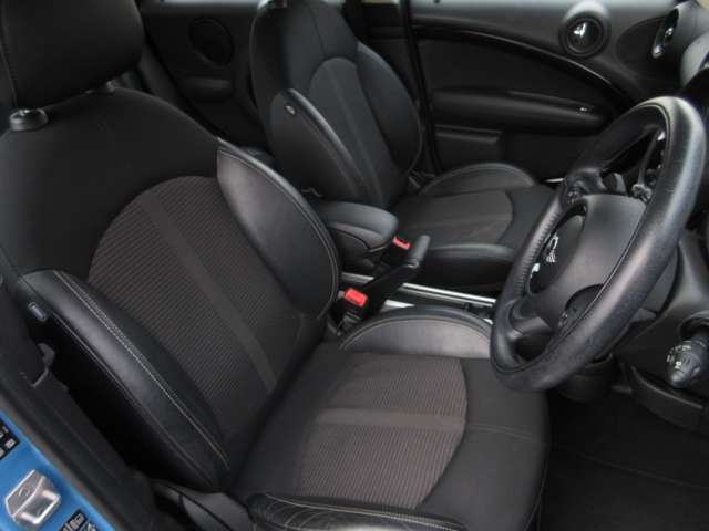 運転席、助手席の状態もとても良好です！！