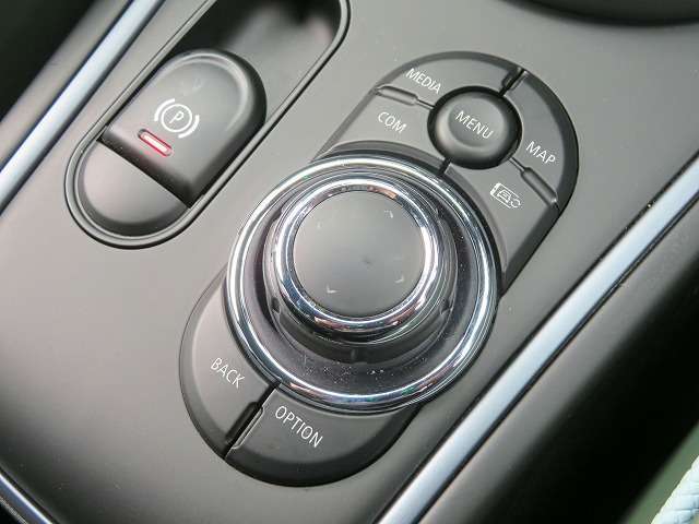 ◆インスツルメントパネルやインテリアトリムなどは、調和しなが洗練された室内を作り上げ、スイッチ類によって、優れた操作性をも実現。ドライバーの視線や動線を考え、人間工学に基づきデザインされています◆