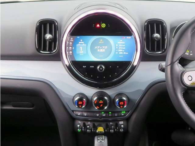 ◆インスツルメントパネルやインテリアトリムなどは、調和しなが洗練された室内を作り上げ、スイッチ類によって、優れた操作性をも実現。ドライバーの視線や動線を考え、人間工学に基づきデザインされています◆