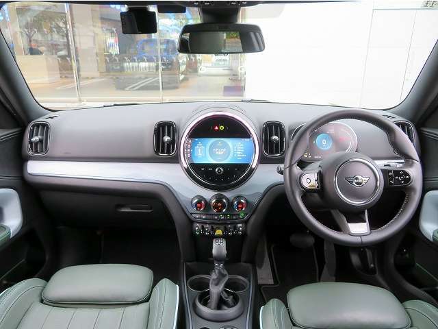 ◆インスツルメントパネルやインテリアトリムなどは、調和しなが洗練された室内を作り上げ、スイッチ類によって、優れた操作性をも実現。ドライバーの視線や動線を考え、人間工学に基づきデザインされています◆