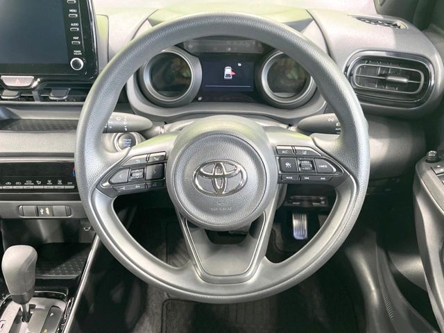 インテリアに合わせたデザインのステアリングは、運転される方のことも考え、運転しやすい形状、大きさです。是非一度、実際に触ってお確かめください。