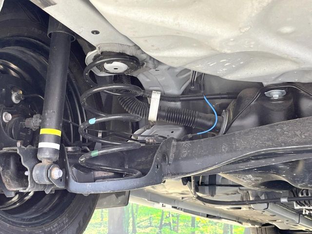 お車を安心してお乗りいただく為には、足回りの定期点検が欠かせません。サービスサポート（有償保証）では無料点検もご提供しており、安心のカーライフをお過ごしいただけるサポート体制が整っています。