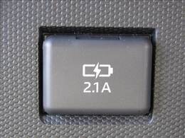 【USBポート】エンジンがかかっている間はUSBからとれる配線があれば対応の電子機器の充電が行えてとても便利です。