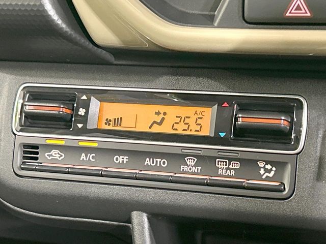 【オートエアコン】一度お好みの温度に設定すれば、車内の温度を検知し風量や温度を自動で調整。暑い…寒い…と何度もスイッチ操作をする必要はありません。快適な車内空間には必須の機能ですね♪