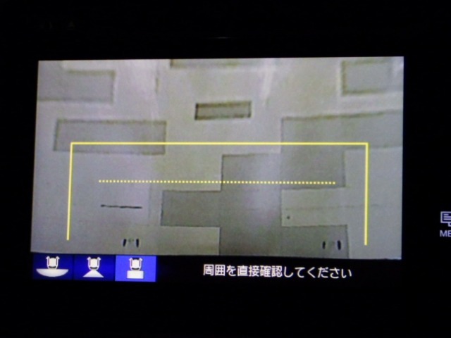 【バックカメラ】運転が苦手な方も車庫入れラクラクです！ギアをリバースに入れれば自動的にモニターが切り換わりますので、面倒な操作は不要です。狭い駐車場もお車を傷つけず安心です！