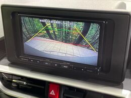 【バックカメラ】駐車時に後方がリアルタイム映像で確認できます。大型商業施設や立体駐車場での駐車時や、夜間のバック時に大活躍！運転スキルに関わらず、今や必須となった装備のひとつです！