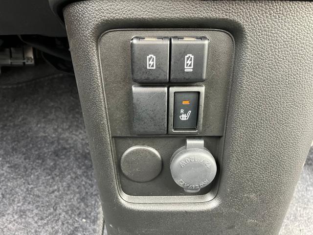 【USBソケット】Type-AとType-Cが使えます♪携帯電話の充電などにとっても便利♪【シートヒーター】寒い日に重宝するシートヒーターも装備◎