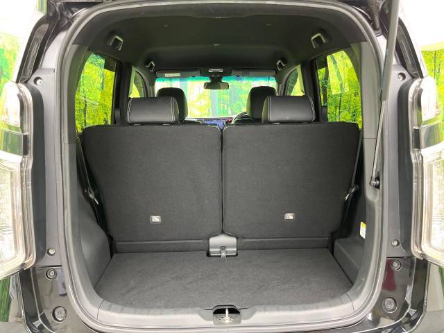 普段のお買い物や通勤、送迎等に十分な荷室スペースを確保しております。セカンドシートを倒すと、大きな荷物の積載も可能です♪