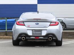 大きな六連 のエンブレムが中央に付いておりますので後ろから見ても一目でスバル車だと判ります