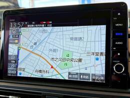 【純正10インチナビ】フルセグテレビやブルートゥース接続、DVD再生など多彩な機能を併せ持っており、インパネ周りがすっきりしてますね！