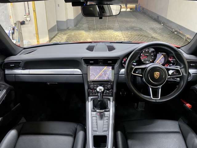 「ポルシェ911」伝統の5連メーターは健在◎右から2番目の“窓”をフルカラーのマルチインフォメーションディスプレイとしナビ画面も表示可能！歴史あるデザインを守りつつ先進的な装備の充実と機能性をも両立◎