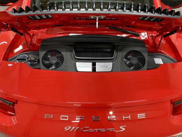 991は2011年9月フランクフルトショーでデビューした前期型が自然吸気！2015年9月発表の後期型はパワープラントを3Lツインターボへ変更し同一モデルながら全く別物と言えるマイナーチェンジを敢行！！