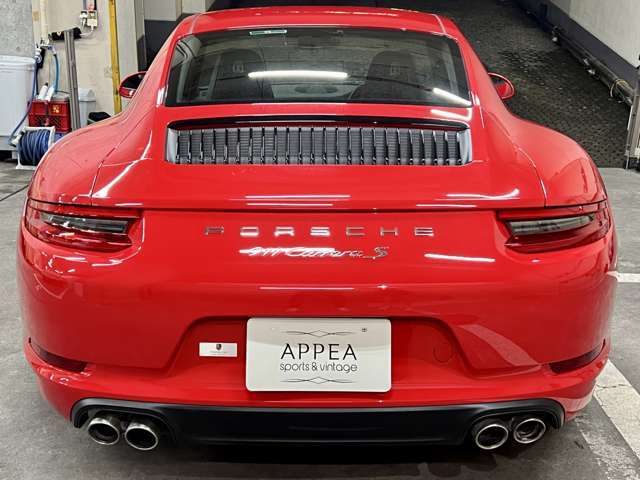 高性能化が顕著となったタイプ997からはベーシックグレードのカレラこそが“往年の911”だと評価！特にMTモデルにおいては公道における限界性能バランスはカレラが最良とされている◎実際運転は頗る楽しい！