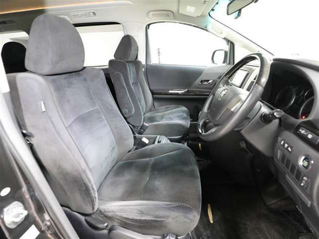 ゆったり室内で運転もしやすいです♪使い勝手の良い配置も考えられています！！