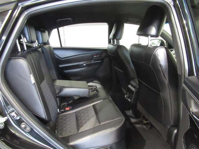 気になる汚れは「まるまるクリン」で解消！ 当社の中古車はシートを外して隅々までキレイにクリーニングしてあります。