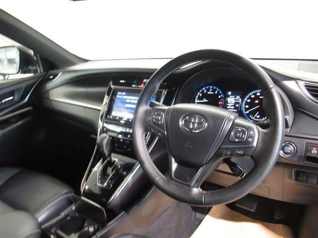 ご覧の車両以外にも多数のU-Carを展示販売しております。