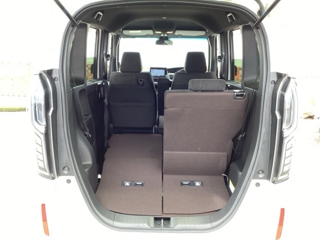 自社整備工場で点検整備をおこなってからお渡ししています。車検が残っている場合は『12ヶ月点検整備』を、車検整備付きの場合は『車検整備』をおこないます。整備費用は車両本体価格に含まれています。