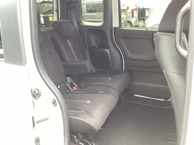 自社整備工場で点検整備をおこなってからお渡ししています。車検が残っている場合は『12ヶ月点検整備』を、車検整備付きの場合は『車検整備』をおこないます。整備費用は車両本体価格に含まれています。