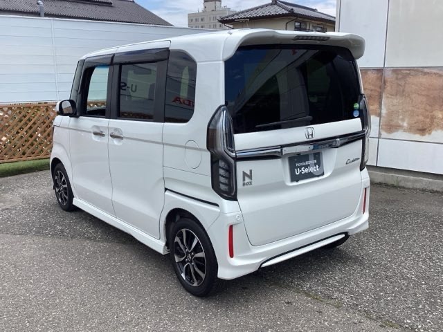 自社整備工場で点検整備をおこなってからお渡ししています。車検が残っている場合は『12ヶ月点検整備』を、車検整備付きの場合は『車検整備』をおこないます。整備費用は車両本体価格に含まれています。