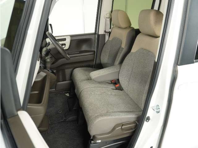 運転席と助手席は足元が繋がっているので自由に行き来しやすいので駐車場が狭いときでも助手席側からスムーズに乗り降りできて便利！