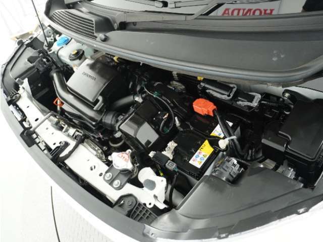 エンジンは車の心臓部分です。このエンジンルームが汚いとトラブルの基になります。当店は専用の液剤を使って徹底的に綺麗にします。